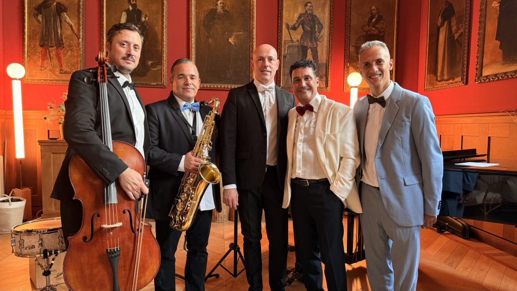 Pablo, Rafa Garcés, Elías, César y Lucho en el Ateneo presentando el programa "Tears of love"